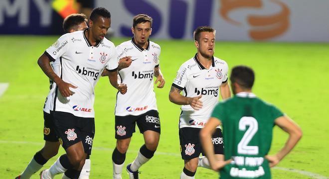 Avelar diz que estreia como zagueiro pelo Corinthians foi melhor