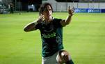 Atacante Nicolas, do Goiás, comemora mais um gol