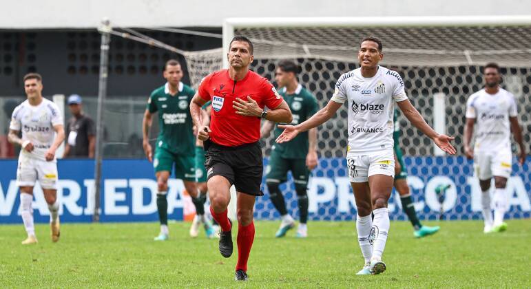 Goiás 3 x 4 Santos – 9/7A quebra do regime de derrota do Santos, no último domingo, não agradou nada ao vice-presidente do Goiás, Harlei Menezes. O dirigente fez duras críticas à atuação do árbitro Bruno Arleu, depois de ele, mesmo contrariado pela cabine do VAR, ter mantido o pênalti marcado para o Peixe, nos 47 minutos do segundo tempo.