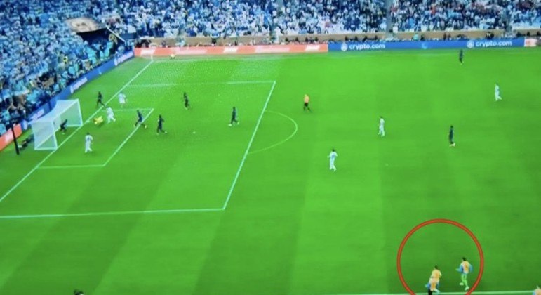 A invasão, alegada pelo L'Equipe, que deveria anular o terceiro gol argentino. Desculpa pela derrota