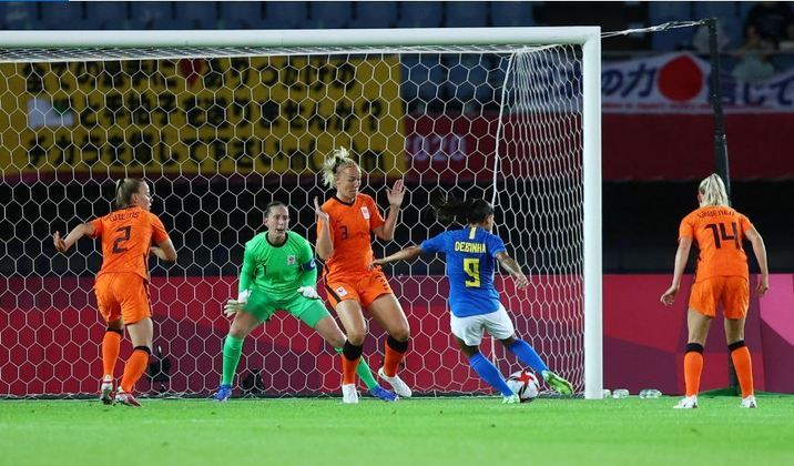 Mas não demorou muito para a seleção brasileira chegar ao empate, com gol da Debinha, aos 15 minutos