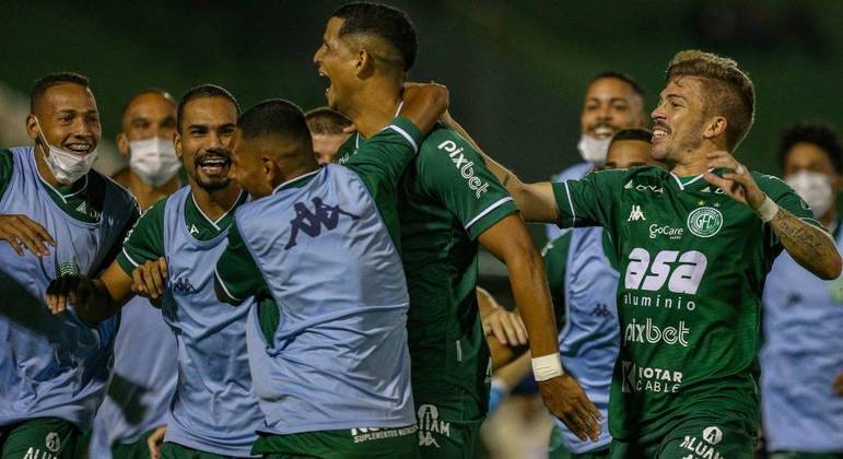 Jogadores do Guarani comemoram gol de Lucão do Break no primeiro tempo do dérbi campineiro