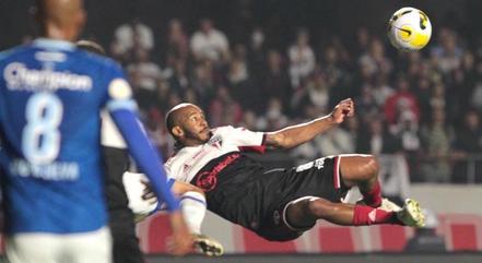 Patrick acerta voleio e marca para o Tricolor