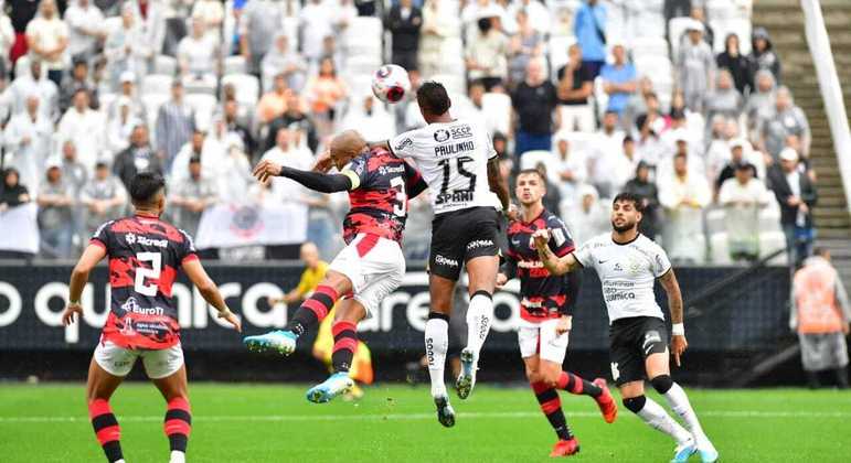 Paulinho fez o gol de empate do Corinthians contra o Ituano