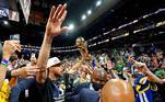 O Golden State Warriors é o grande campeão da temporada 2021/22 da NBA, a elite do basquete norte-americano. Este é o quarto título da equipe de São Francisco nos últimos oito anos e a celebração da conquista não foi para menos. Confira as melhores fotos da festa do título dos comandados de Steve Kerr!