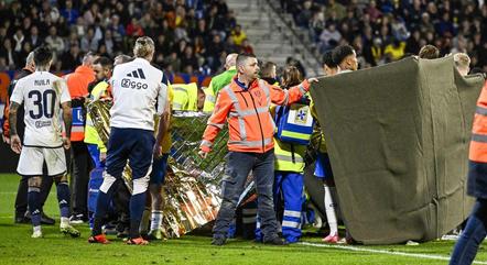 Goleiro ficou desacordado após choque com atacante do Ajax