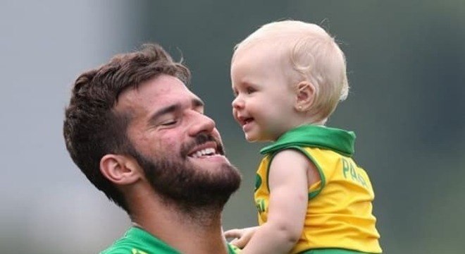 Goleiro Alisson e a filha