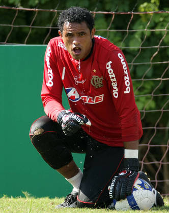 BrunoNo auge da carreira, o ex-goleiro do Flamengo cometeu um dos crimes que mais chocaram o Brasil. Em 2010, Bruno foi condenado a 22 anos de prisão pela morte de Eliza Samúdio. Apesar disso, ele já está fora das grades e responde ao resto da pena em liberdade