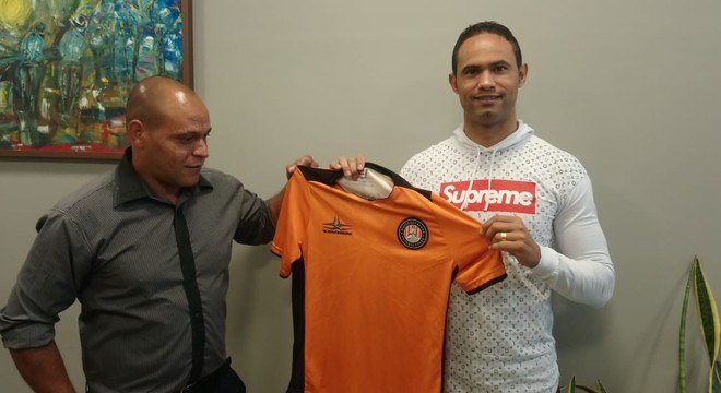 Bruno posou para foto com a camisa do PoÃ§os de Caldas Futebol Clube, o VulcÃ£o