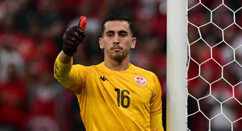 Goleiro da Tunísia, Aymen Dahmen mostra que está tudo bem na partida contra a Dinamarca