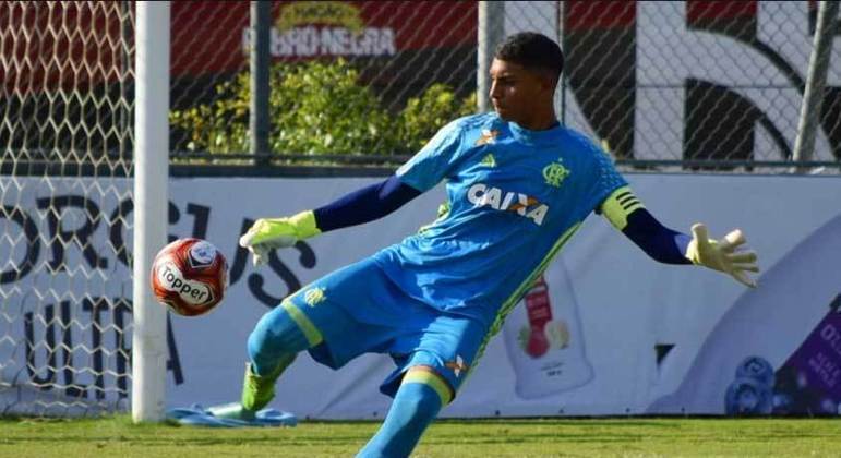 Goleiro: Dyogo nasceu em 2004. No Flamengo desde o Sub-14, ele é um dos sobreviventes da tragédia do Ninho. Seu contrato é válido até 2023. Vale destacar que o goleiro soma passagens pela Seleção Sub-17.