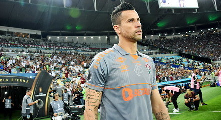 Goleiro Fábio entrando no gramado do Maracanã