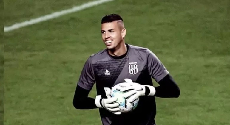 Goleiro Ivan celebra marca de 150 jogos pela Ponte Preta