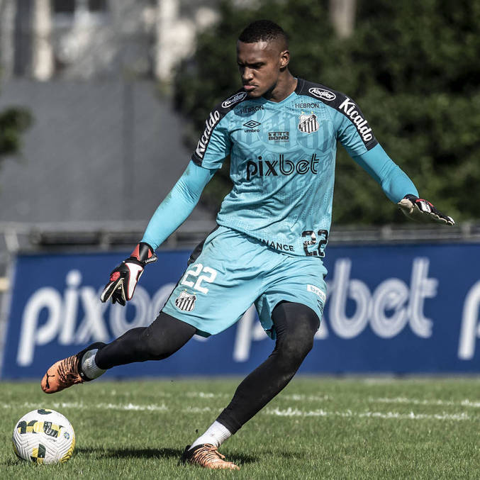 John em treino no CT Rei Pelé: desafio de fechar o gol contra o Corinthians 