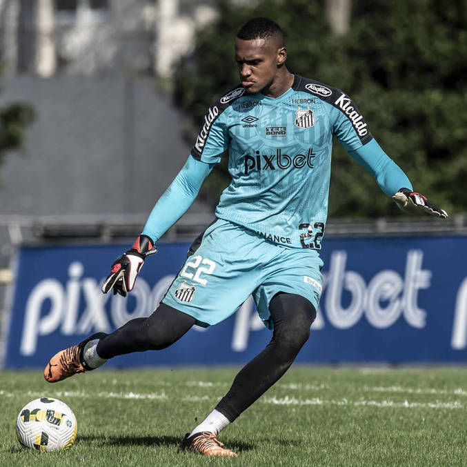 Goleiro John em treino pelo Santos no CT Rei Pelé