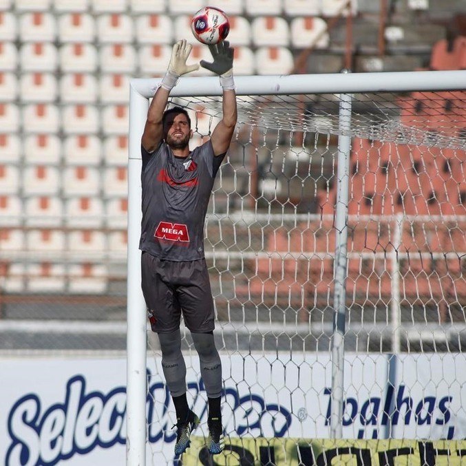 Goleiro Pegorari em ação num dos jogos com a camisa do Ituano