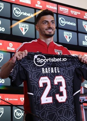 Goleiro Rafael foi apresentado na tarde desta quinta-feira (5)