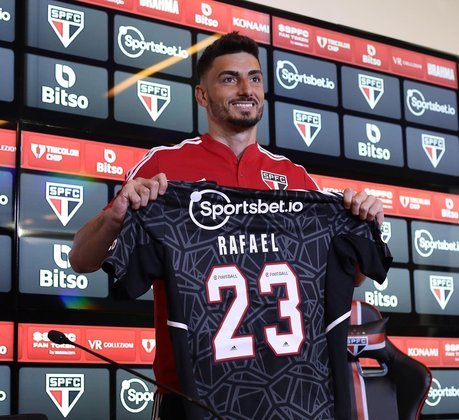 Goleiro Rafael foi apresentado na tarde desta quinta-feira (5)