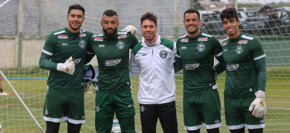 Thiago e os quatro goleiros do Coritiba