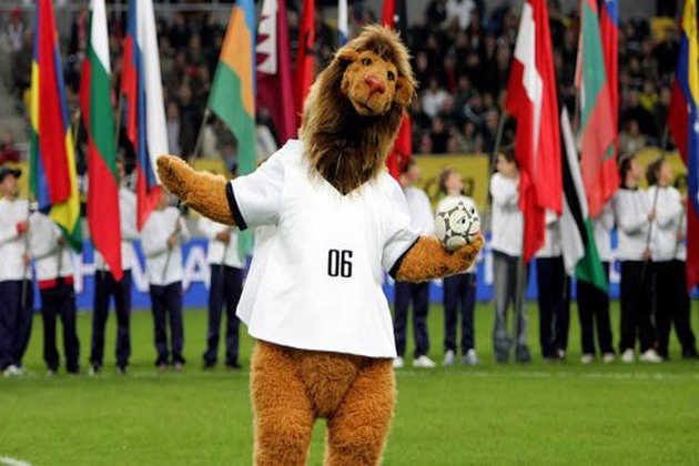 Goleo é um leão que traz consigo a Pille, uma bola falante. A mascote usa uma blusa branca com 06 na frente, representando o ano da Copa.
