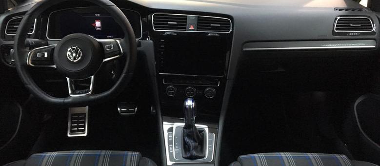 Interior é do Golf GTI porém com detalhes na cor azul que simbolizam a nova linha híbrida VW