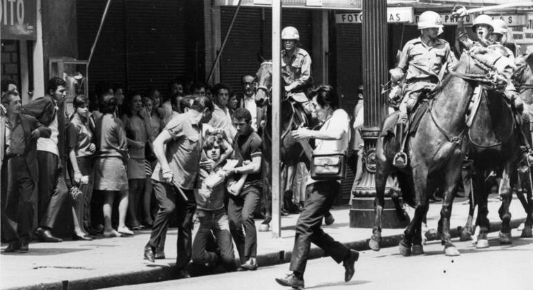 Manifestantes são presos durante período da ditadura deflagrada por golpe de 1964