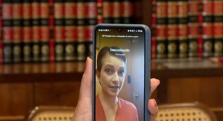 Assim que a vítima atende a chamada de vídeo do número desconhecido, o golpe acontece