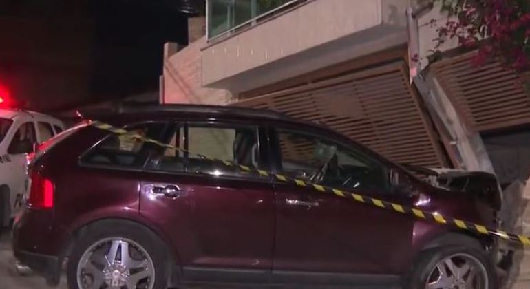Homem tentou fugir após os suspeitos anunciarem o assalto, mas foi baleado
