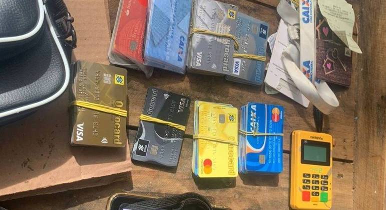 Cartões e maquininha de cobrança apreendidos com suspeitos presos em Brasília
