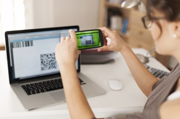 A diretora da ABA afirma que outro golpe muito aplicado é o do QR Code falso, que acontece quando o criminoso tem acesso a algum registro de compra da vítima e se passa por um vendedor para cobrar um valor que precisaria ser acertado