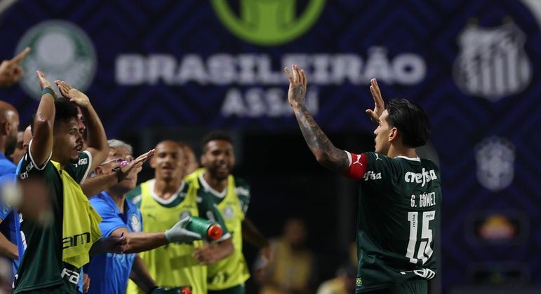 Gustavo Gómez comemora o gol anotado contra o Santos com o elenco do Palmeiras