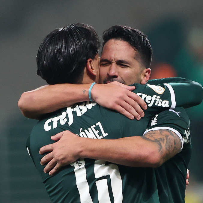 Gómez e Luan se abraçam depois do Palmeiras fazer 4 a 1 ainda na etapa inicial
