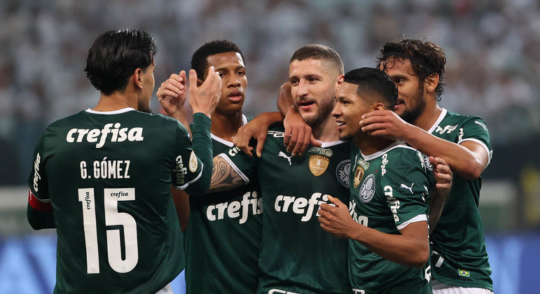 Gustavo Gómez comemora com os companheiros de Palmeiras o gol contra o Atlético-GO