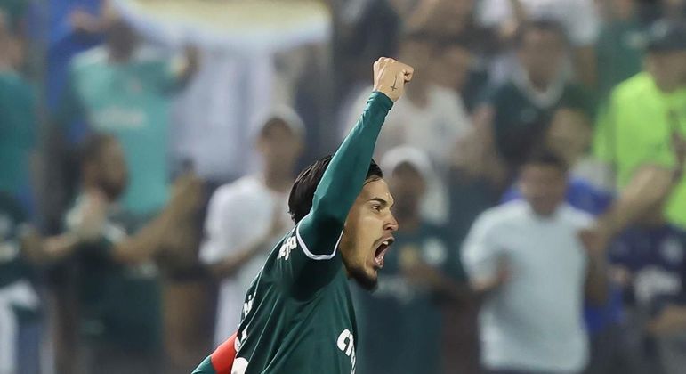 Zagueiro Gómez comemora gol do Palmeiras no dérbi contra Corinthians, pelo Brasileirão