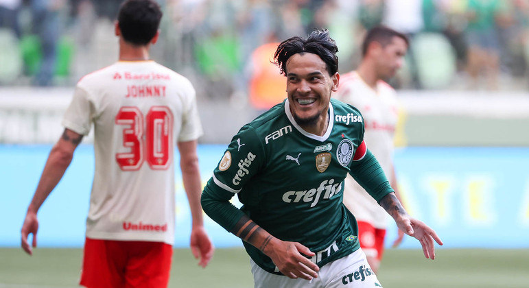 Gómez comemora o gol anotado pelo Palmeiras durante a vitória sobre o Internacional