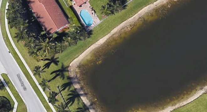 Imagens de satélite do Google revelaram carro afundado em lago da Flórida