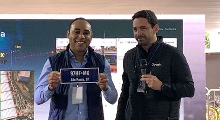 Gilson Rodrigues recebeu do diretor do Google uma placa com a localização do G10 em Paraisópolis