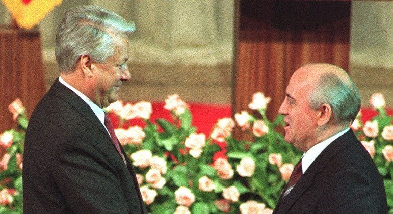 O primeiro presidente da Rússia, Boris Yeltsin, e o ex-líder soviético Mikhail Gorbachev