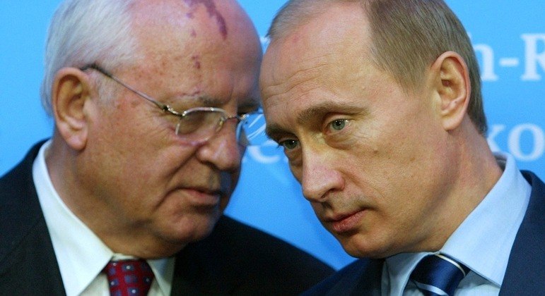 O ex-presidente da União Soviética Mikhail Gorbachev fala com Vladimir Putin