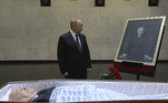 Além de reverenciar Gorbachev, Putin deixou um buquê de flores ao lado do caixão do político, responsável pela reabertura econômica da União Soviética e pelo fim da Guerra Fria com os Estados Unidos