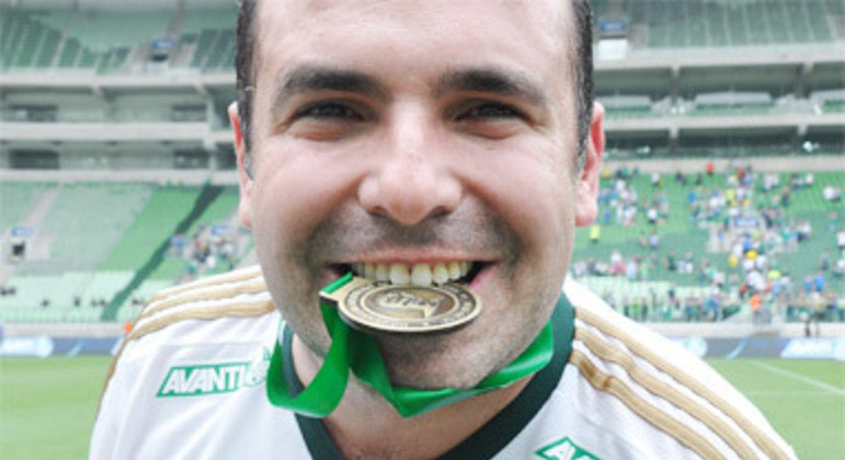 Gottino morde a medalha do Palmeiras campeão, dentro do gramado. 'Clube é minha paixão'