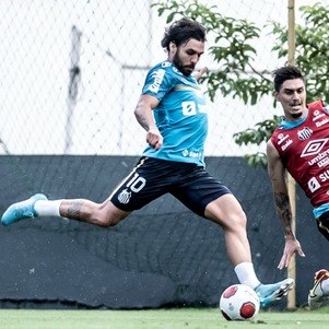 Ricardo Goulart e Velázquez (ao fundo) em treino recente