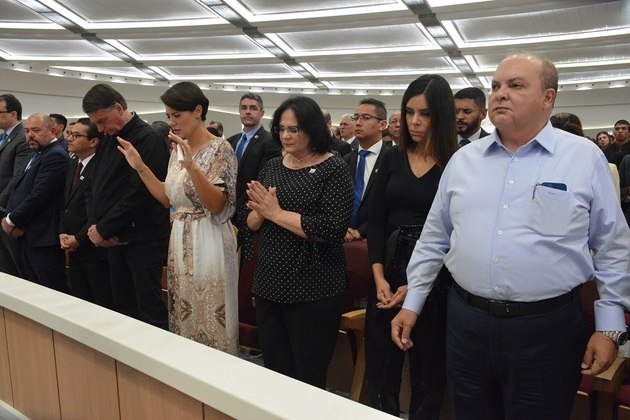 Governador Ibaneis Rocha e a esposa, Mayara Noronha, ex-ministra Damares Alves, primeira-dama Michelle Bolsonaro, presidente Jair Bolsonaro e pastor Marcos Pereira durante culto de inauguração do novo templo da Igreja Universal