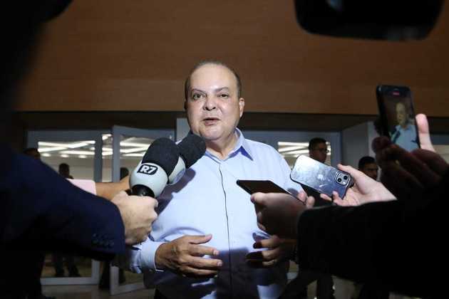 Governador Ibaneis Rocha fala com imprensa durante inauguração do novo templo da Igreja Universal no Distrito Federal