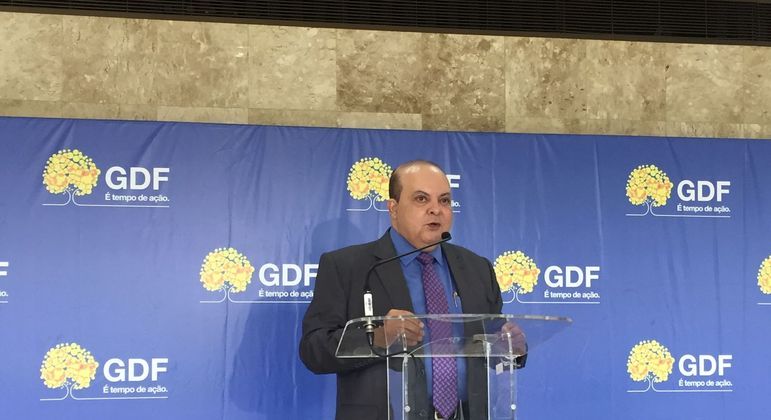 O governador Ibaneis Rocha (MDB) em conversa com os jornalistas no Palácio do Buriti.