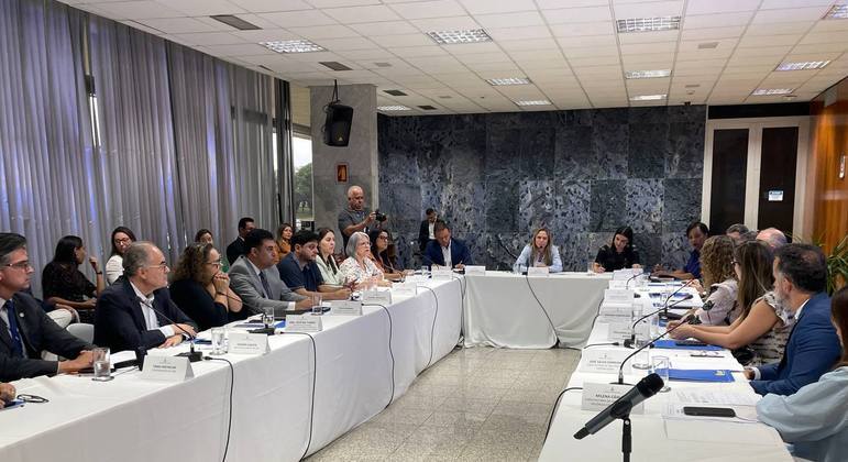 Governadora em exercício, Celina Leão (ao centro), e secretários da força-tarefa no Buriti