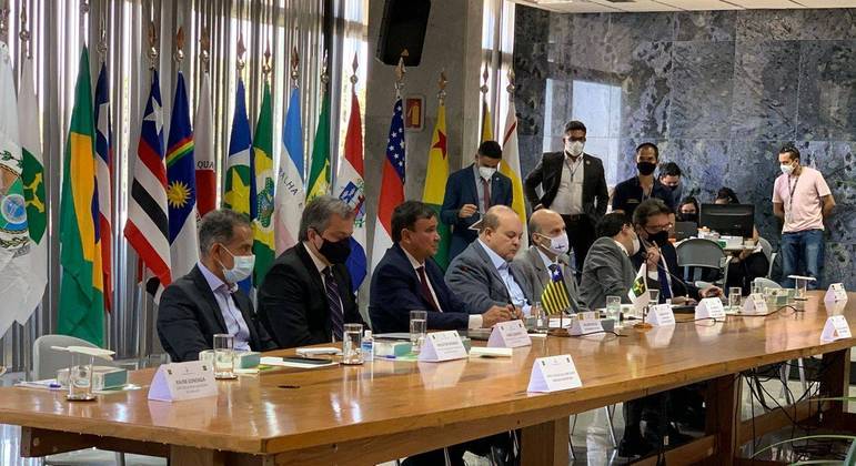 Reunião de governadores para criação de pacto pela democracia