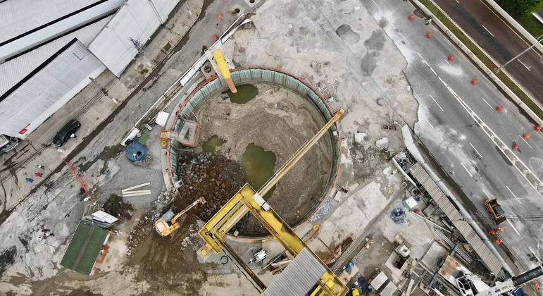 Governo realiza concretagem da cratera aberta na pista local da marginal Tietê