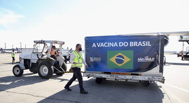 Doses da CoronaVac desembarcam no aeroporto de Guarulhos (SP)