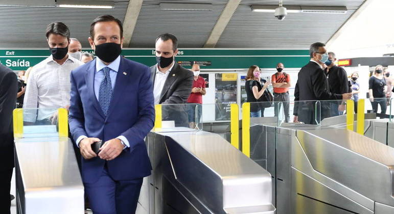 Governador de São Paulo, João Doria ignora transmissão do vírus nos vagões do metrô